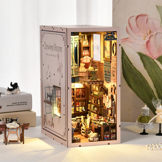 Seitliche Ansicht des Book Nook - Sewing Room mit gut sichtbaren Elementen