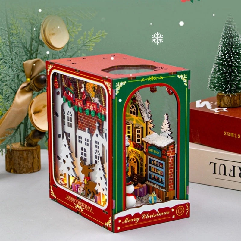 Seitliche Ansicht des Book Nook - Winter Of Christmas mit gut sichtbaren Elementen
