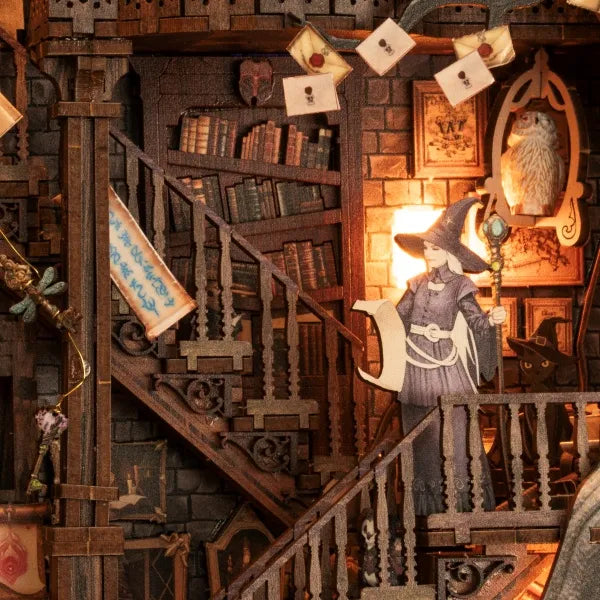 Detailansicht eines dekorativen Elements im Round Diorama - Magic Library mit feinen Details