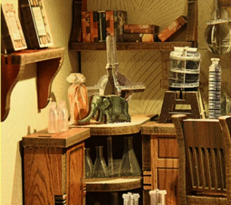 Detailansicht eines dekorativen Elements im Book Nook - The Radium Lady mit feinen Details