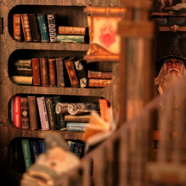 Detailansicht eines dekorativen Elements im Round Diorama - Magic Library mit feinen Details