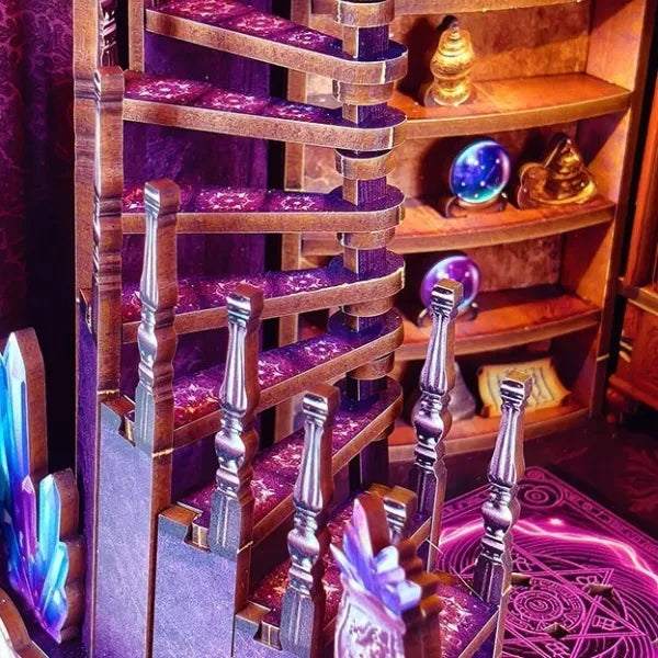 Detailansicht eines dekorativen Elements im Book Nook - Tarot Divination Association mit feinen Details