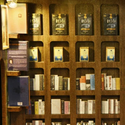 Detailansicht eines dekorativen Elements im Book Nook - Four Seasons Coffee mit feinen Details