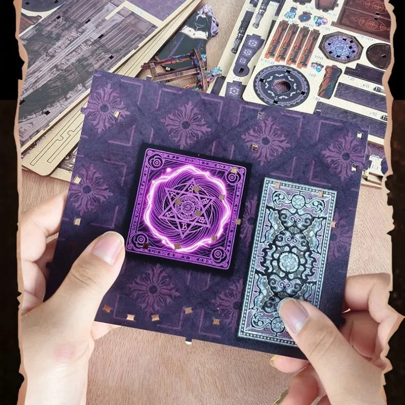 Detailansicht des Book Nook - Tarot Divination Association mit präzise geschnittenen Holzteilen aus hochwertigem Material