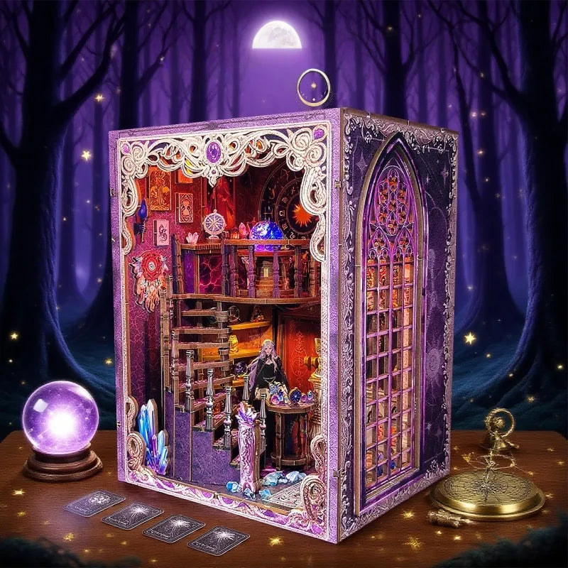 Seitliche Ansicht des Book Nook - Tarot Divination Association mit gut sichtbaren Elementen