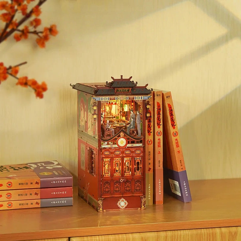 Book Nook - Daomu Biji dekorativ auf einem Schreibtisch platziert