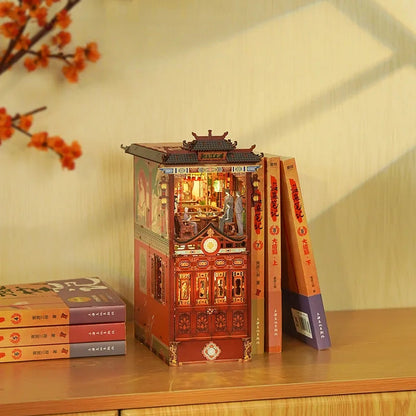 Book Nook - Daomu Biji dekorativ auf einem Schreibtisch platziert