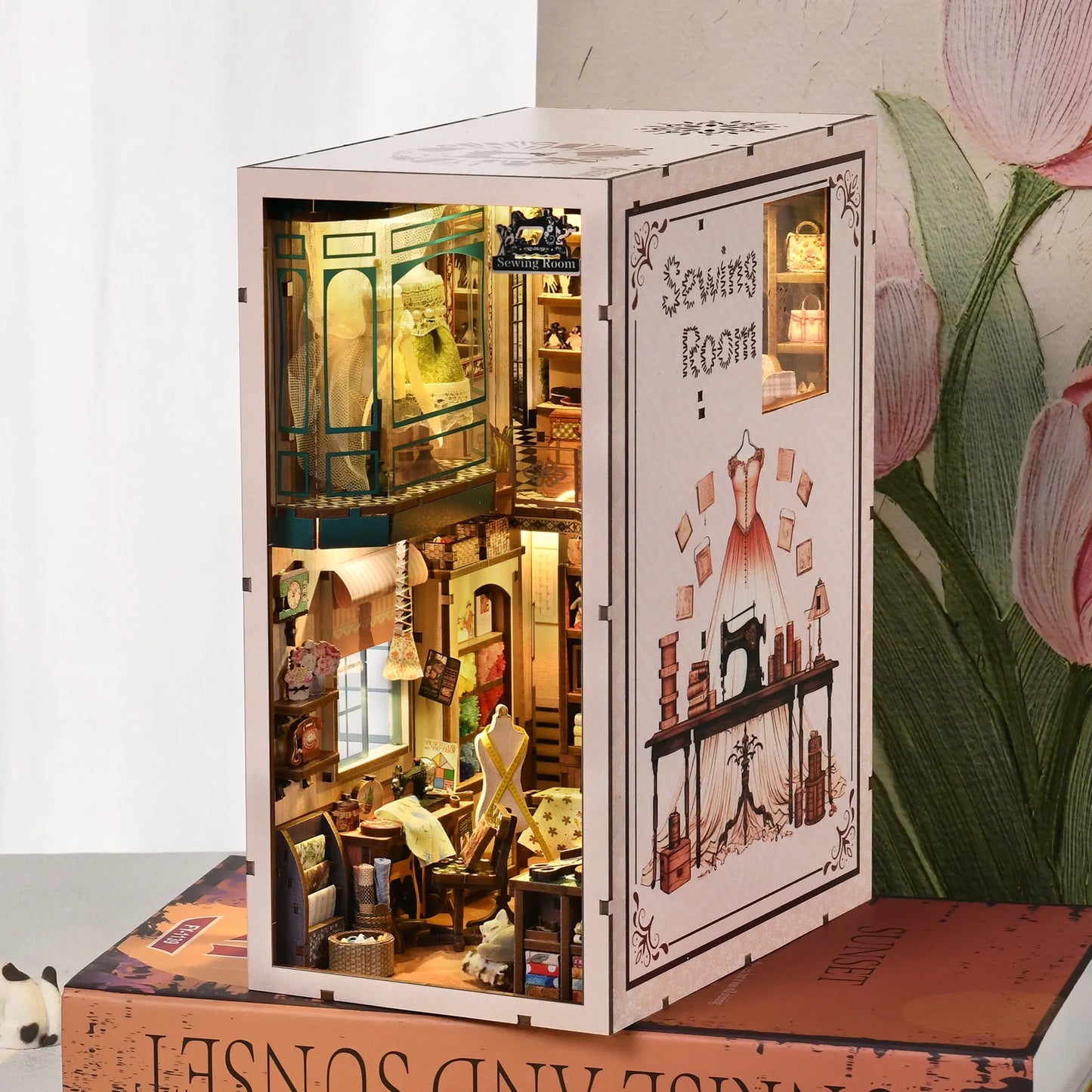 Book Nook - Sewing Room dekorativ auf einem Schreibtisch platziert
