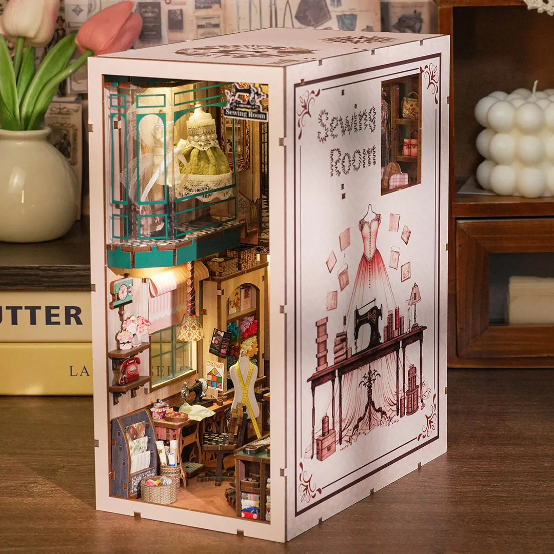Seitliche Ansicht des Book Nook - Sewing Room mit gut sichtbaren Elementen