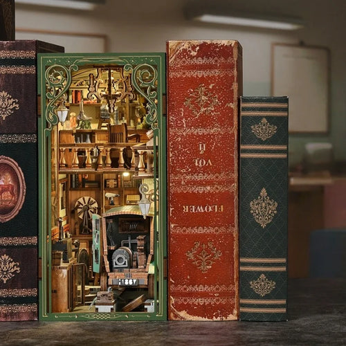 Book Nook - The Radium Lady dekorativ auf einem Schreibtisch platziert