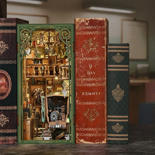 Book Nook - The Radium Lady dekorativ auf einem Schreibtisch platziert