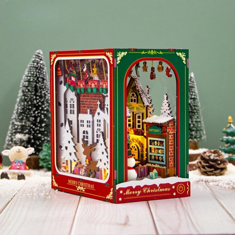 Seitliche Ansicht des Book Nook - Winter Of Christmas mit gut sichtbaren Elementen