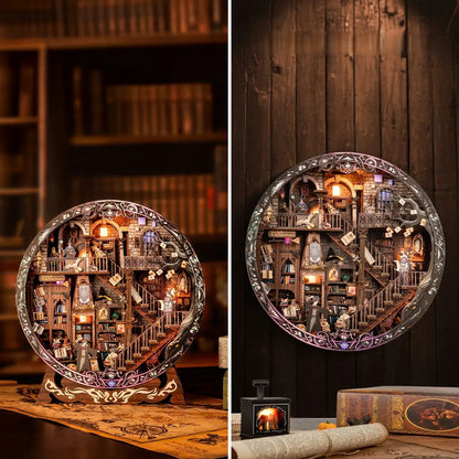 Round Diorama - Magic Library dekorativ auf einem Schreibtisch platziert