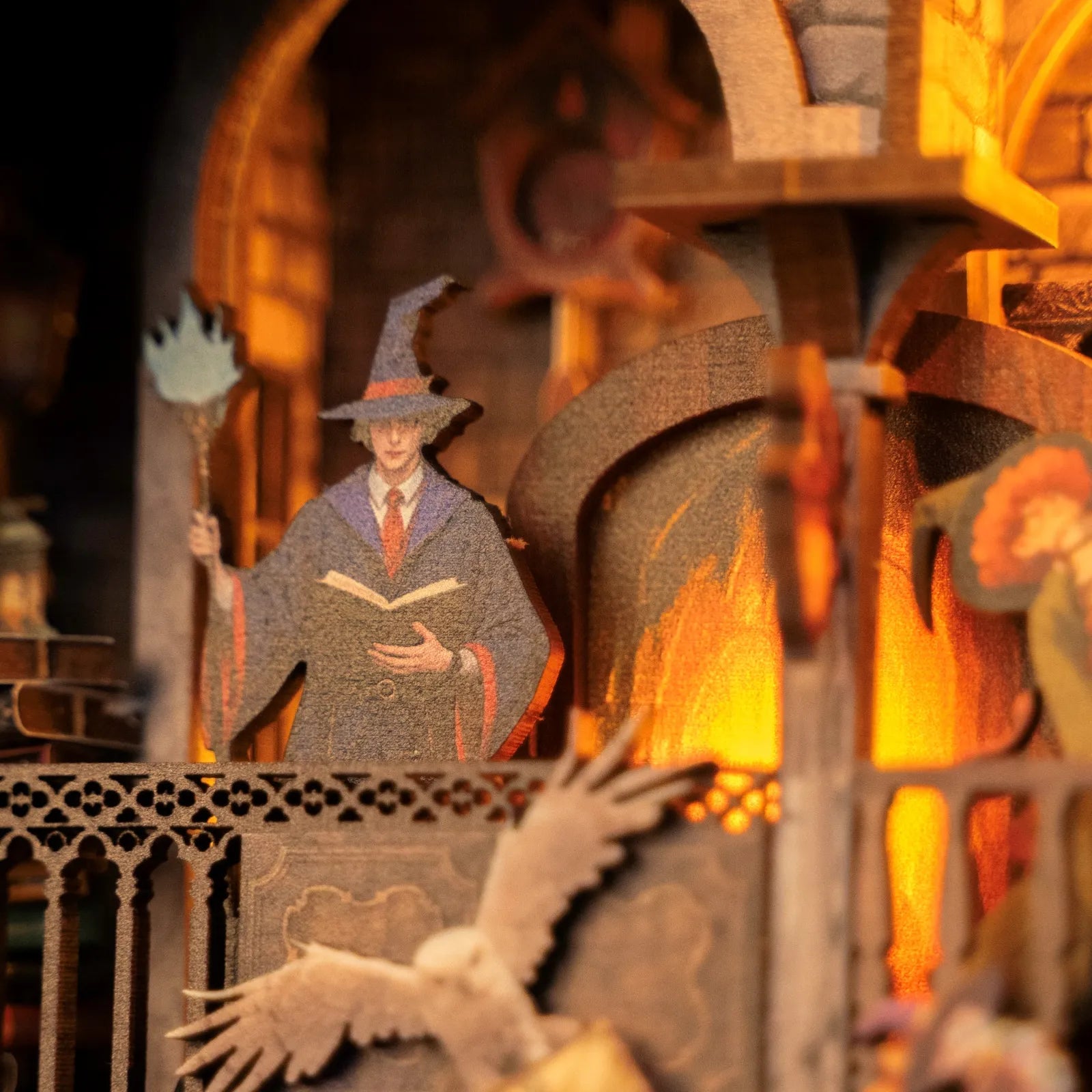 Detailansicht eines dekorativen Elements im Round Diorama - Magic Library mit feinen Details